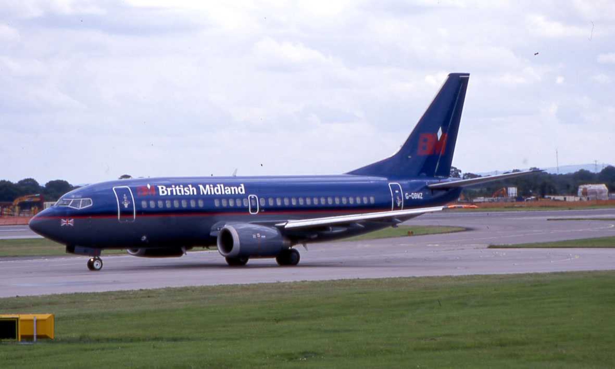 Ett fly på bakken, Boeing 737-53A G-OBMZ Fra British Midland. MAN Manchester, England.