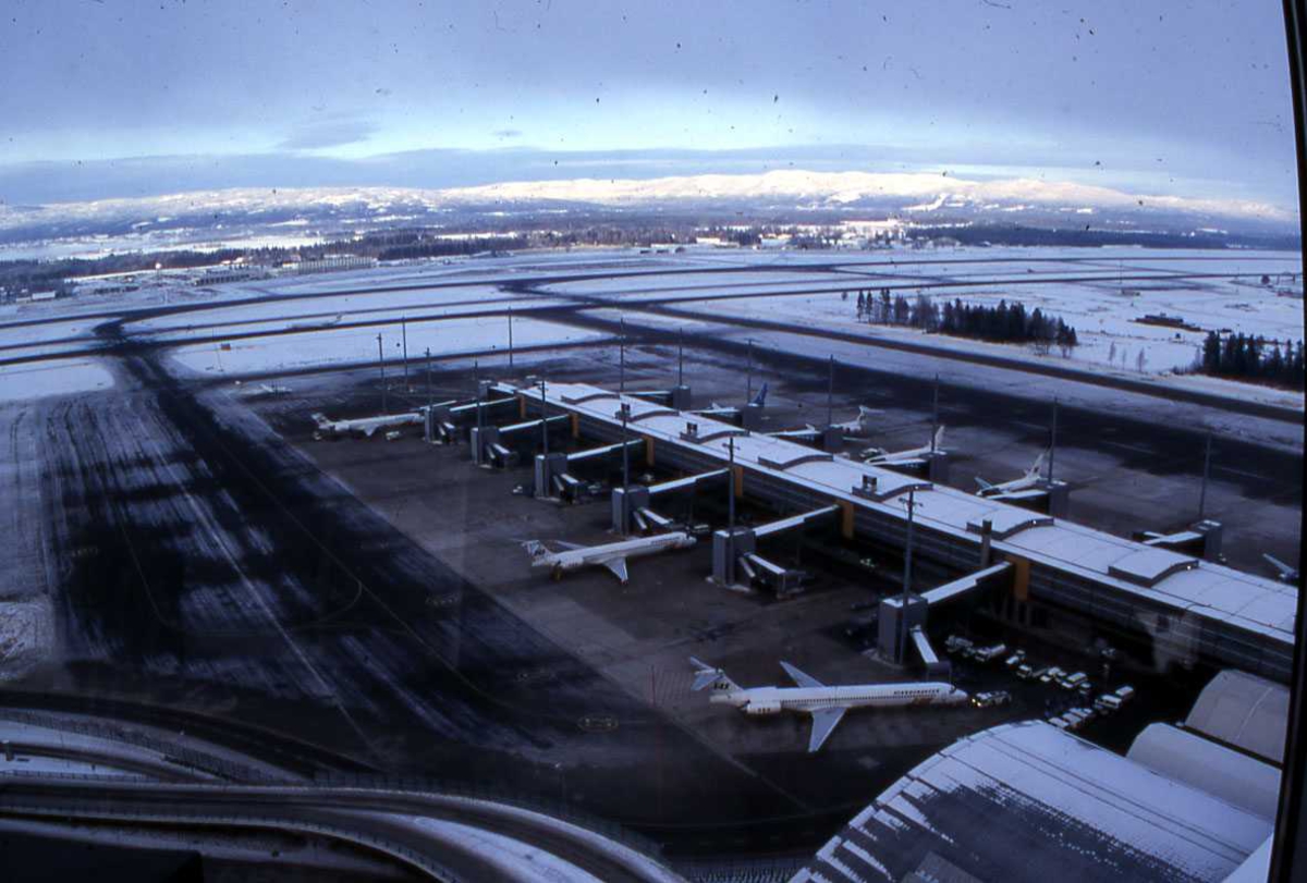 Utsikt fra tårnet på OSL Gardermoen, Norge. Kan se syv forksjellige fly.