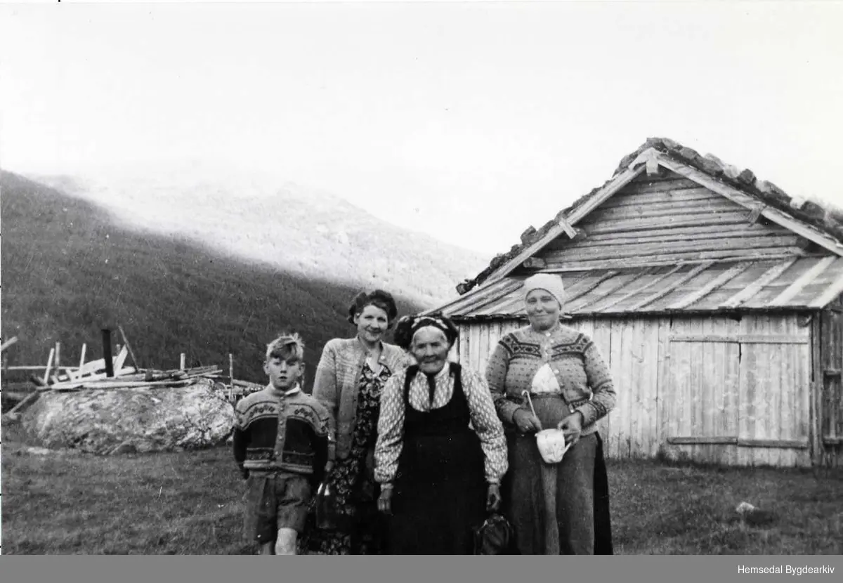 Frå venstre: To byfolk som er slektningar til Guri Moen som står fremst. Heilt til høgre: Kari E. Brandvold.
Dei to namngjevne damene er frå Hemsedal.