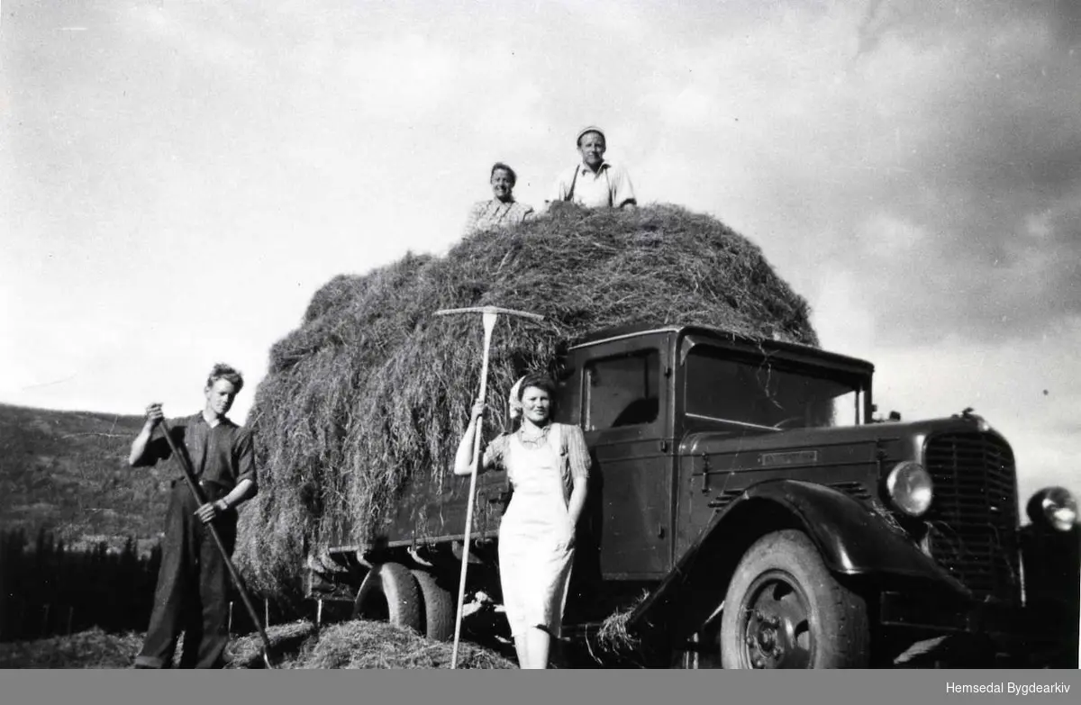 Fôrkøyring, ca. 1953, frå Løkenstølen i Hemsedal.
Halvor og Kari Løken. På lasset sit Hanna Solberg og Sverre Solberg.