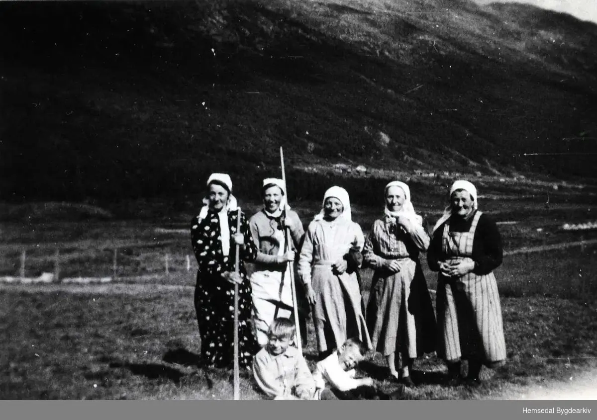 Frå venstre: Birgit S. Tuv (jente-Birgit), Birgit Vøllo, Anne N.Tuv, Anne O. Tuv, eigar av garden Tuv nedre,  og Ågot Vøllo.
Gutane er ukjende.