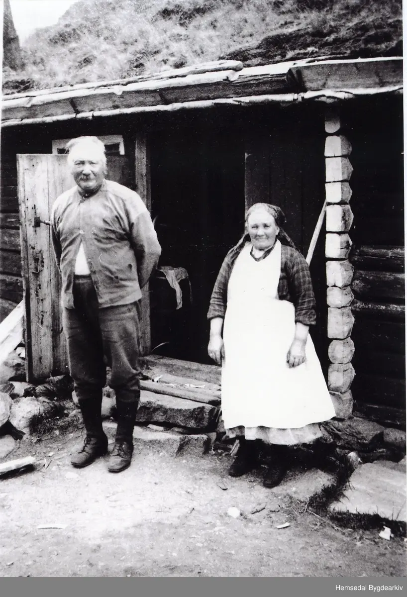 Ola Ødegård d.e. og Liv Ødegård på stølen Sildegjerde i Mørkedalen i ...