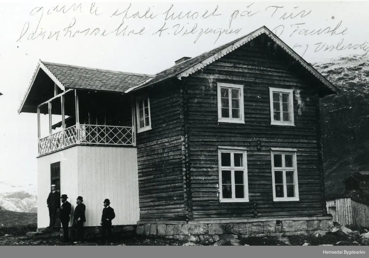 Gamle skulehuset på Tuv.
Frå venstre: Lars Mo, Arne (Ådne,dialekt) Viljugrein, Ola Fauske Ola O. Vøllo (vart kalla Veslevøllen)