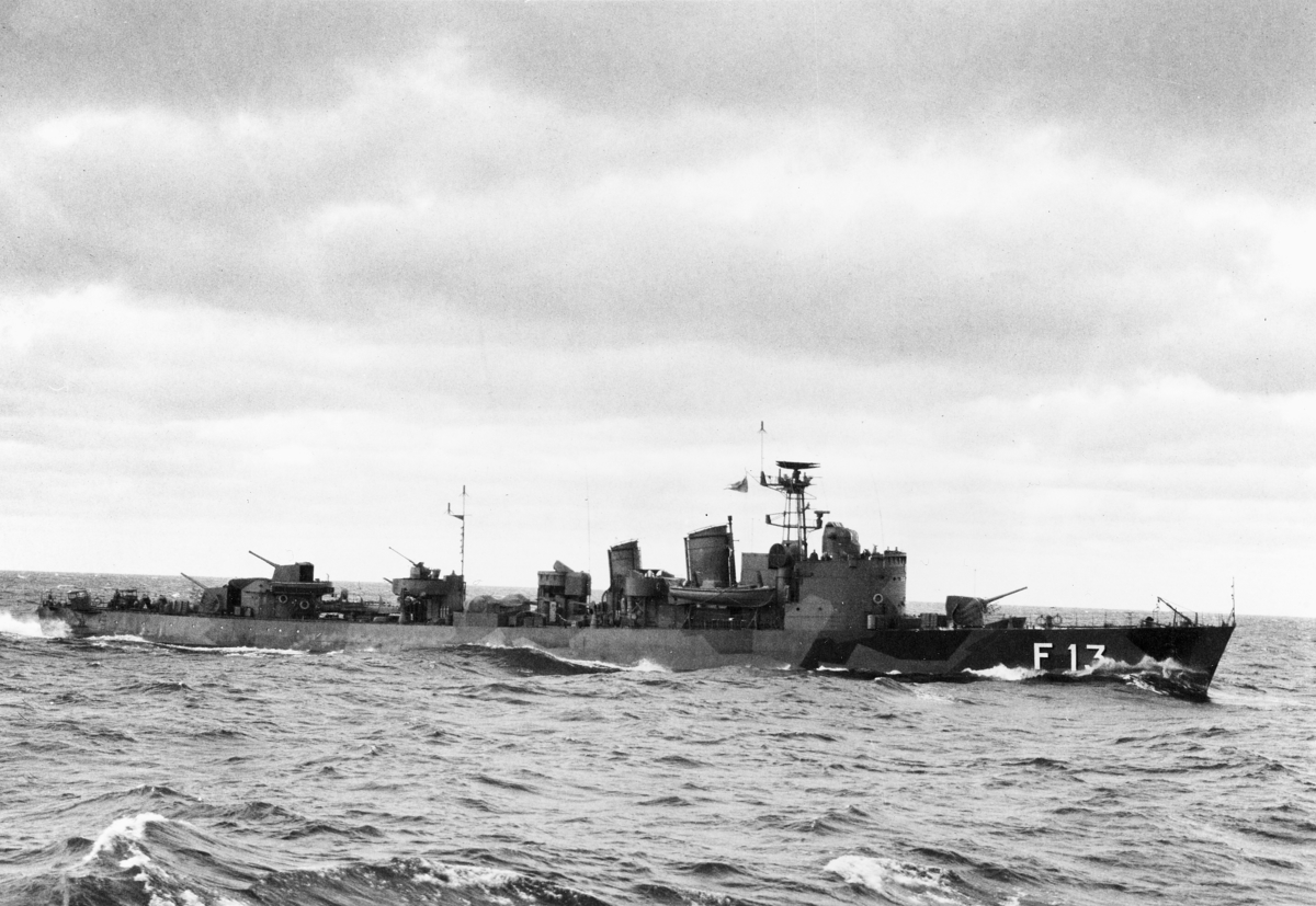HMS HÄLSINGBORG efter ombyggnad från jagare till fregatt.