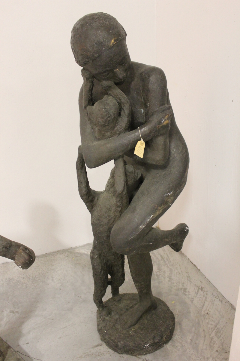Figur i bronse av en kvinne med to katter. Tittel: "kvinne med kattedyr". Se også nr.159