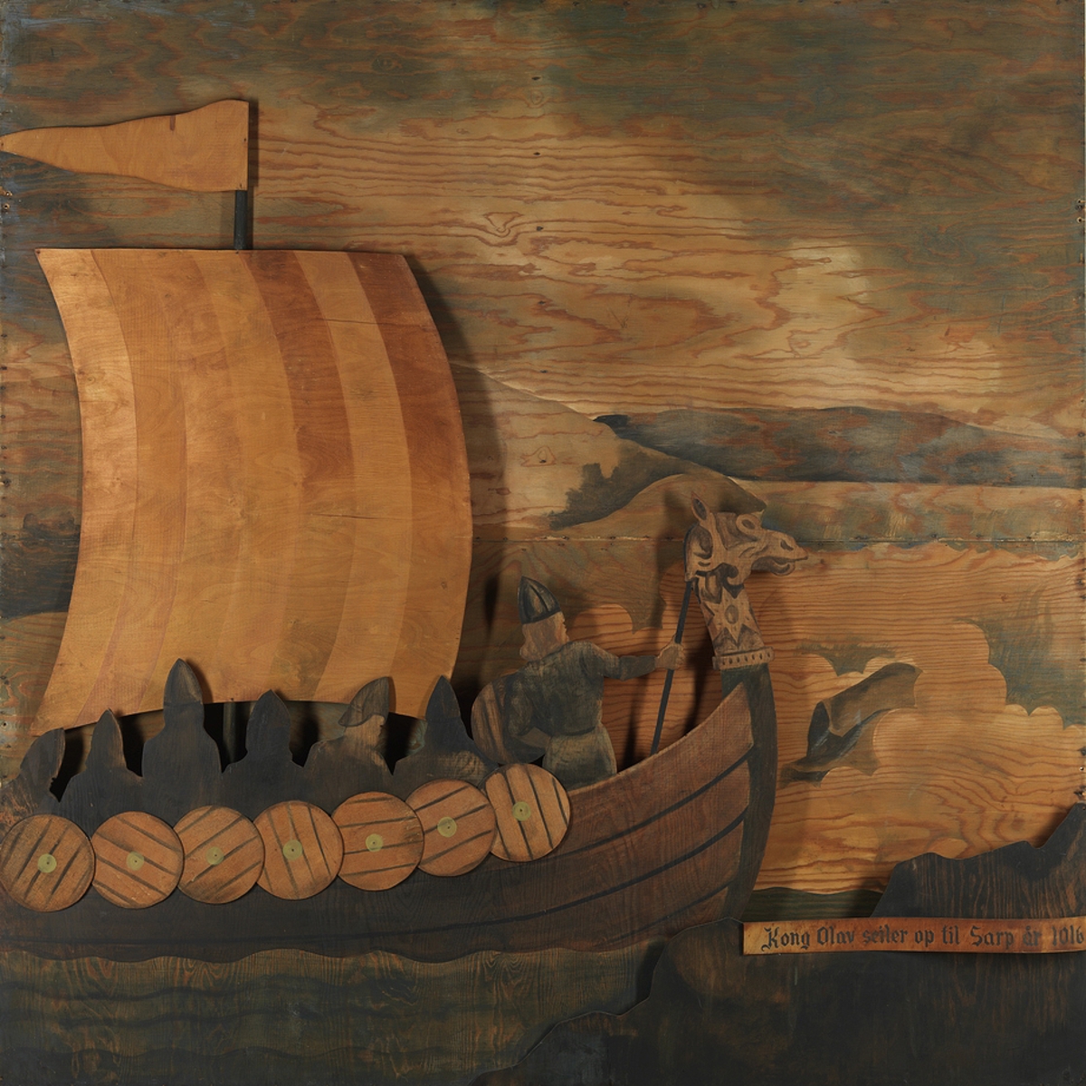 Kong Olav kommer seilende i et vikingskip.