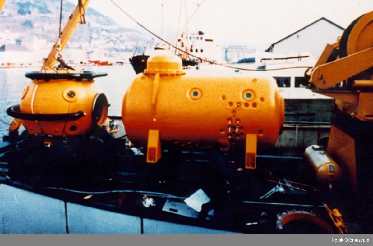 Treningsutstyr for dypdykkere ombord i fartøyet "African Queen" i Bergen havn.