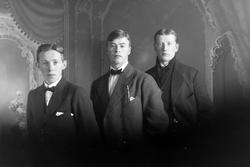 Studioportrett i halvfigur av tre unge menn.