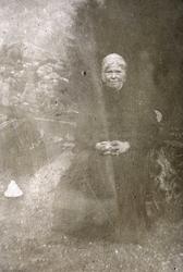 Eldre dame i stasklede i selskap på Rophaug