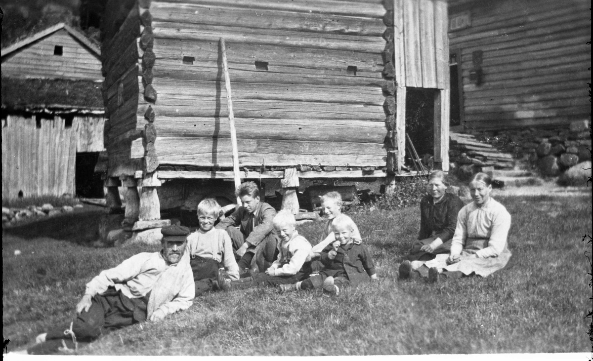 mann, barn, kvinner, stabbur, hus, løe. - Ryfylkemuseet / DigitaltMuseum