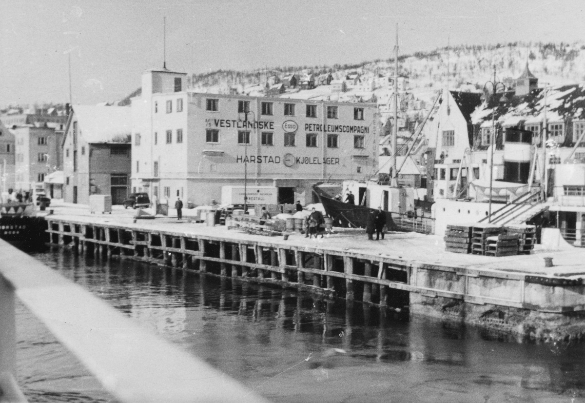 Parti av kaien i sentrum, med Harstad kjølelager i midten og lokalbåten "Bjarkøy" til høyre.