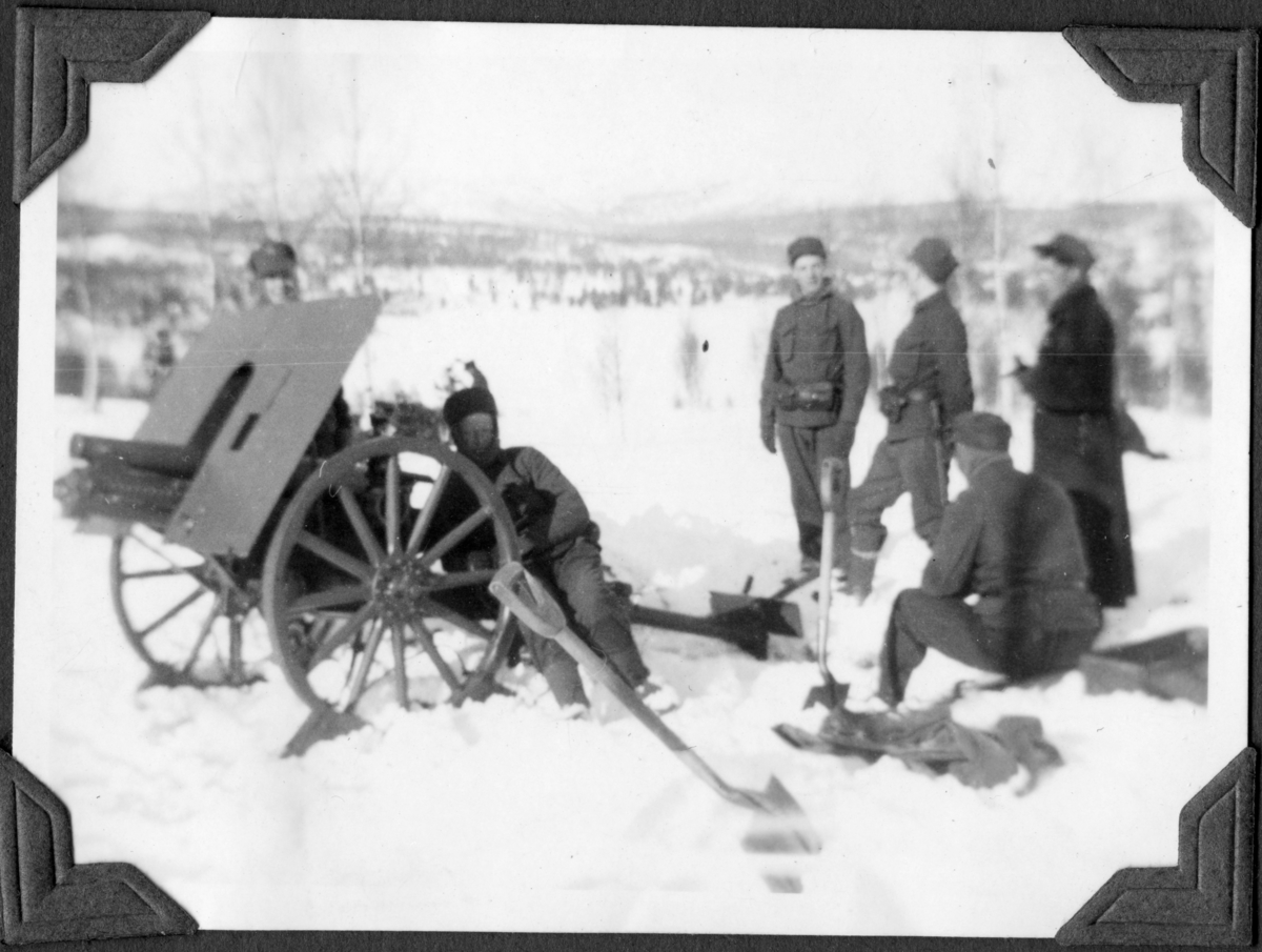 Soldater med berghaubits i et vinterlandskap.