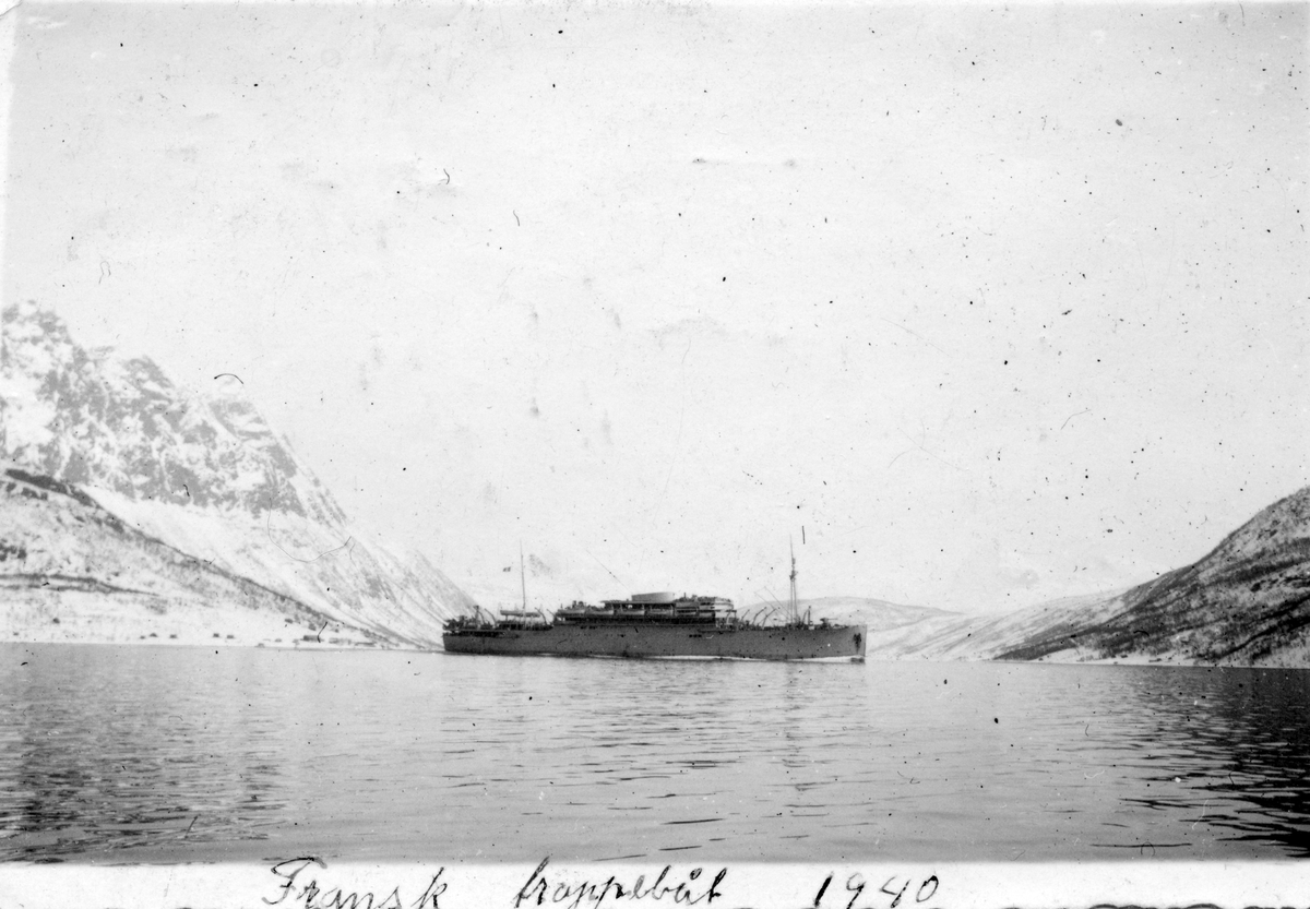 Troppetransportskipet ”Président Doumer” i Lavangsfjorden. Lavangsnes til venstre i bildet.