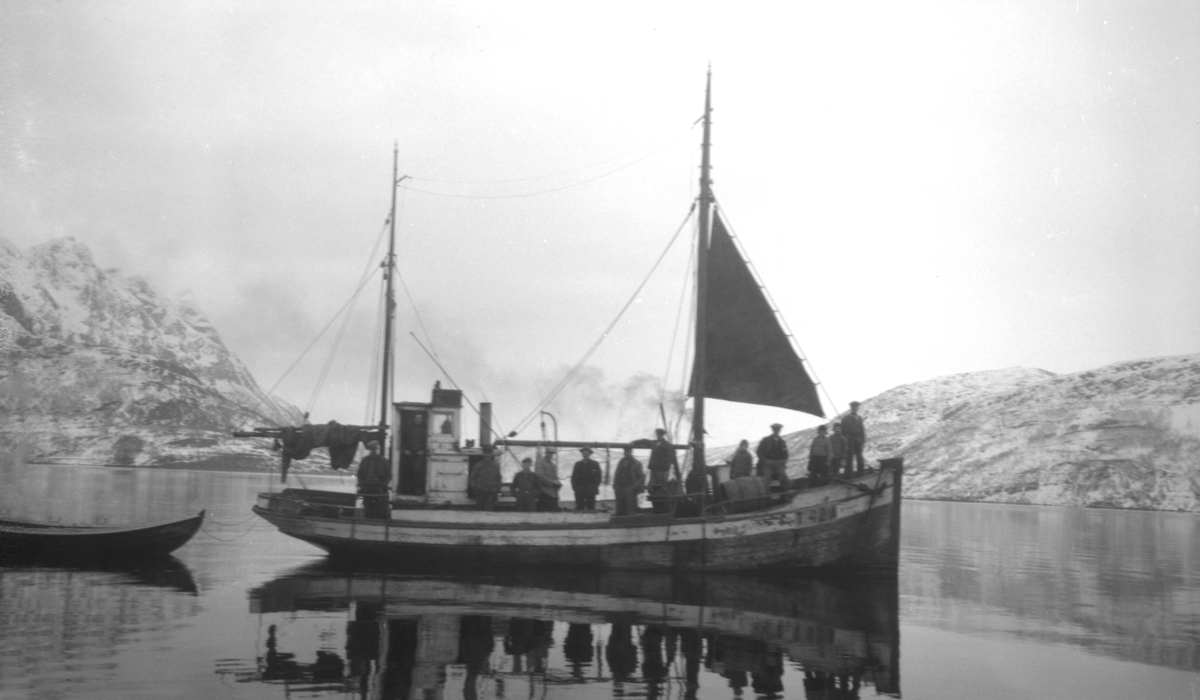 M/k "Alf" av Andørja, registreringsnummer T42A, med spissbåt på slep og personer på dekk.