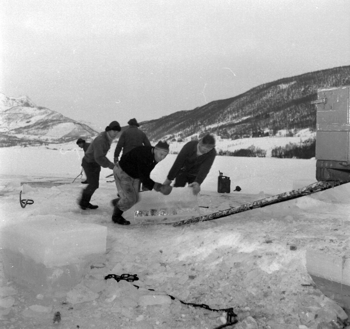 Isskjæring på Møkkelandsvannet, 1960.