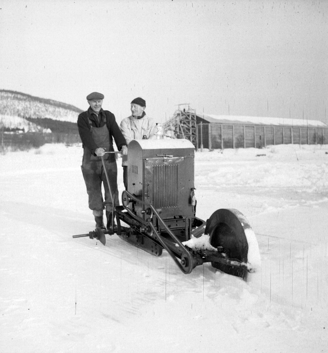 Isskjæring på Møkkelandsvannet, 1954.