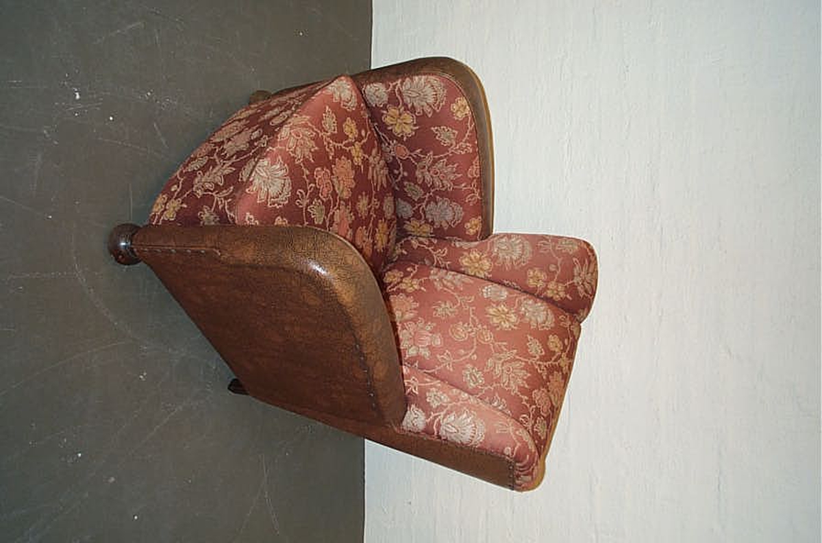 Form: Stoppa lenestol
2 lenestolar med skai/lærimitasjon i ytter-rygg og sider  -  tekstil i rygg og sete