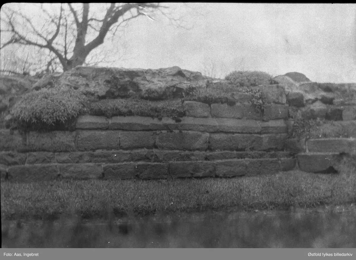 Ruinparken (Nikolas-kirkens ruiner), Borgarsyssel Museum ca. 1925.