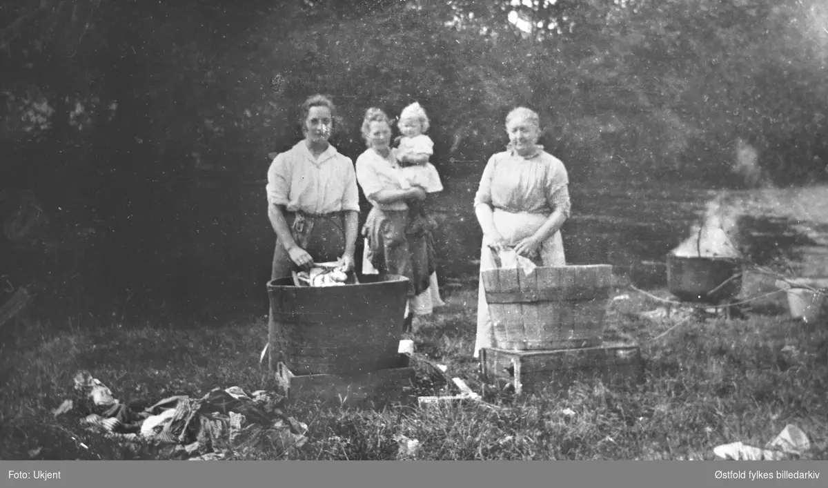 Klesvask ved Mysenelva, Mysen søndre  ca. 1920? Koking av tøy.