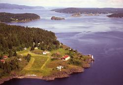 våningshus, trær, haver, vei, jorder, vann, feriehjem,