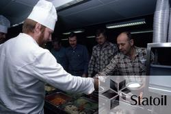 Matservering i kantinen på Statfjord B.  Alf Nygren og Egil 