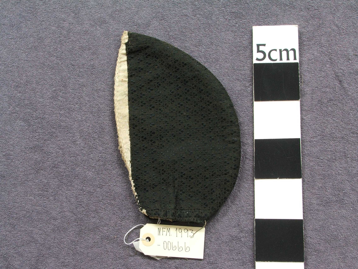 Mønster i stoffet som "sydd" : 3-blad-form med prikkar rundt.