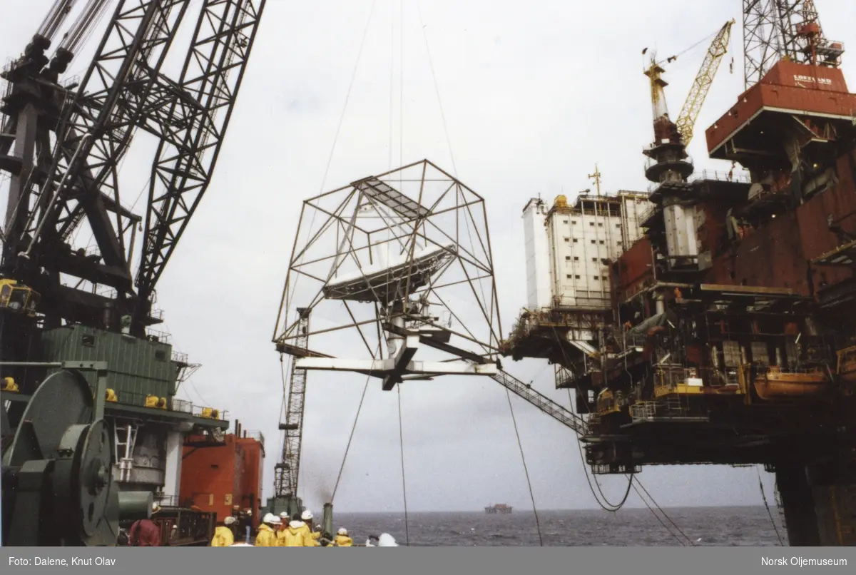 Mange av modulene på Statfjord A måtte settes på plass/kobles sammen etter at plattformen var slept ut på feltet. 
Det hadde vært umulig å slepe en komplett Statfjord A-plattform ut i Nordsjøen pga. kraftig overvekt. 

Her løftes satelittantennen opp på Statfjord A i juni 1978.