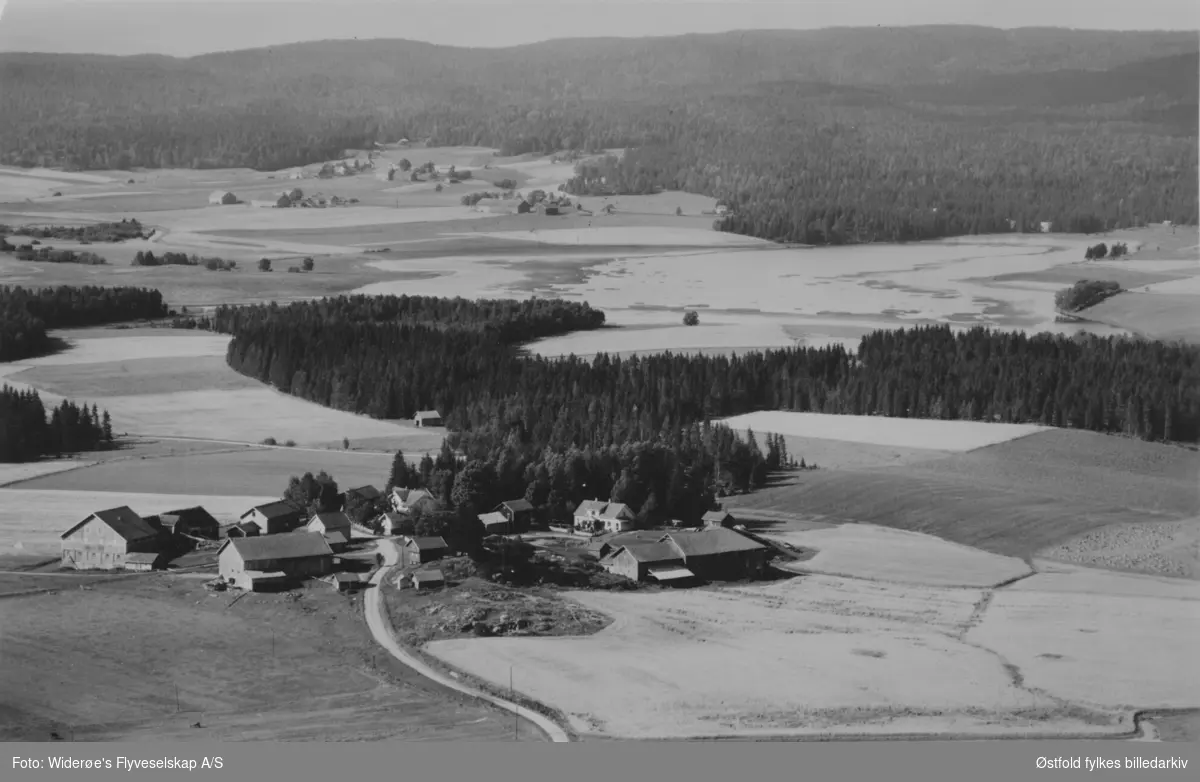 Oversiktsbilde, Gårdsbruk, Skråfoto, - Østfold Fylkes Billedarkiv 