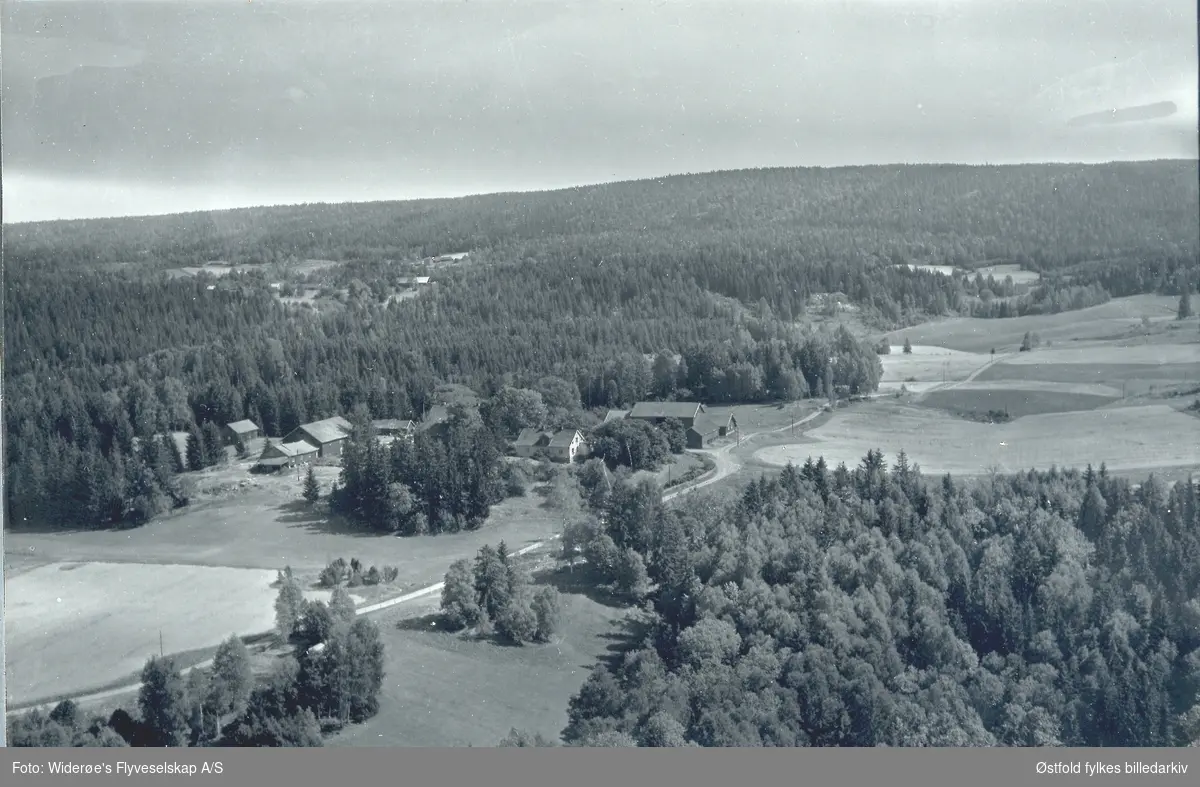 Flyfoto fra gården Riser gnr 64-1) i Hobøl.