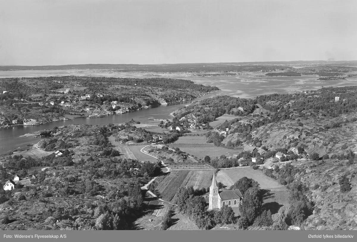 Oversiktsbilde med Spjærøy kapell, Hvaler i forgrunnen. 
Dypedal. På den andre siden av sundet ligger Skjelsbo.
Flyfoto/skråfoto 1951.