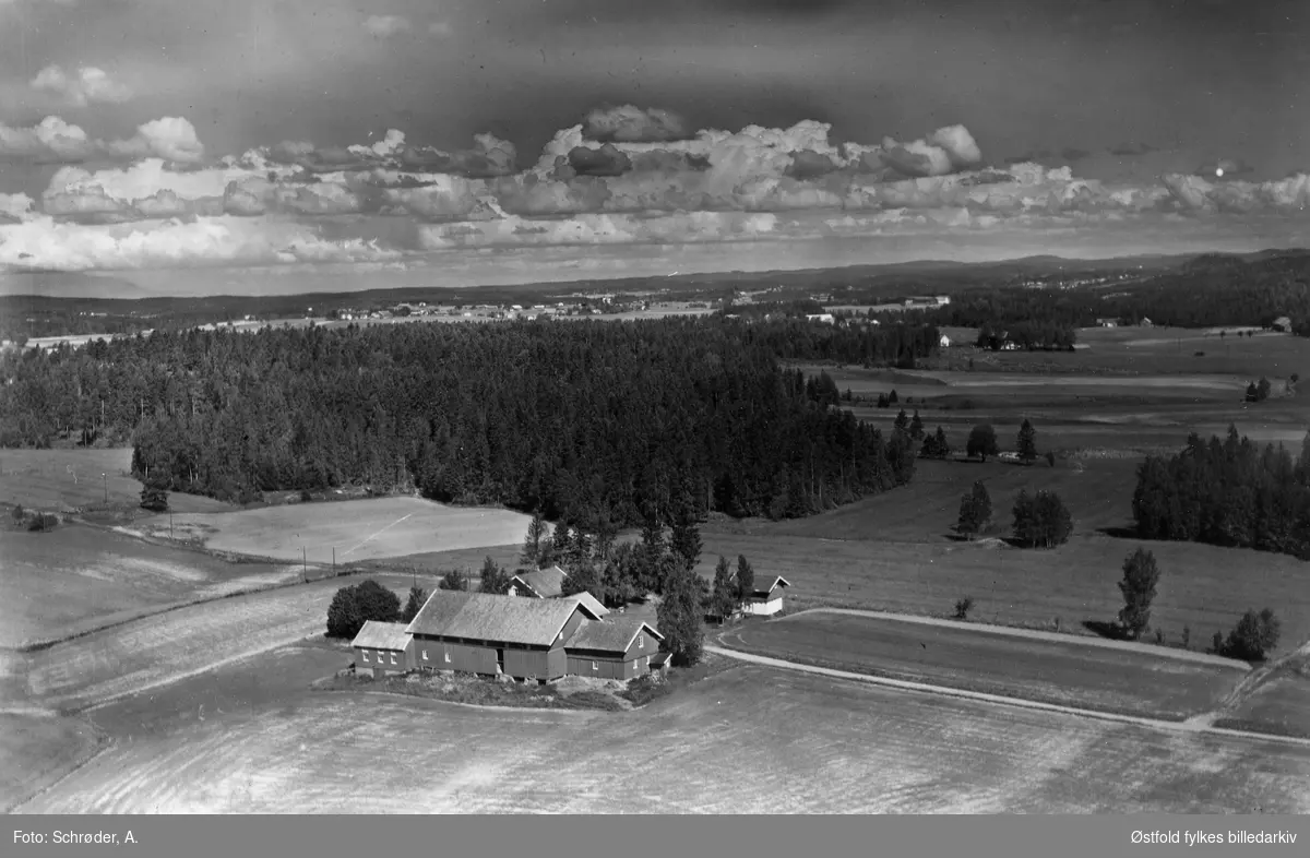 Solberg gård  i Skiptvet, flyfoto 11. juni  1959. Solheim kommunelokalet.