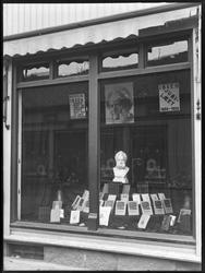 Bokhandel, utstillingsvindu, Sigurd Hansen. Bøker til Henrik