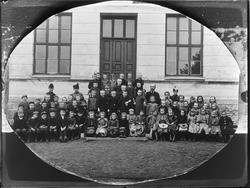 Avfotografert gammelt gruppebilde, barn og 4 voksne, skolebi