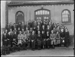 Konfirmanter i Sarpsborg med prest utenfor Ungdomsforeningen