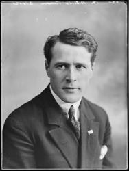 Portrett av ukjent ung mann i dress og slips, fotoatelier, 1