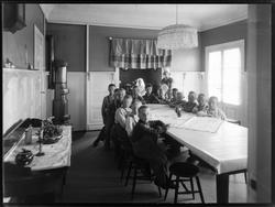 Barnehjemmet i Sponvika ved Halden. 1930. Matsalen med 15 gu