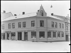 Forretningsgårder i Sarpsborg i Pellygata (venstre) og Torgg