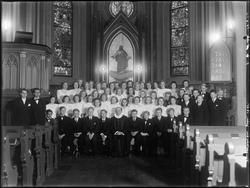 Konfirmanter i Sarpsborg kirke våren 1945. Kjoler sydd av fa