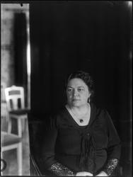 Portrett av Ingrid Kolstad f. Mathiesen,  født 1879. Gift me