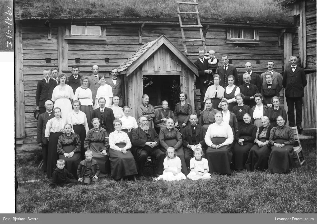 Gruppebilde av gullbrudeparet Peder Pedersen Garnes og Mette Oline Hansdatter Storborgvald i med gjester. Bildet er tatt på Søgstadvold/Søgstacsveet 7. juli 1921, Frol.