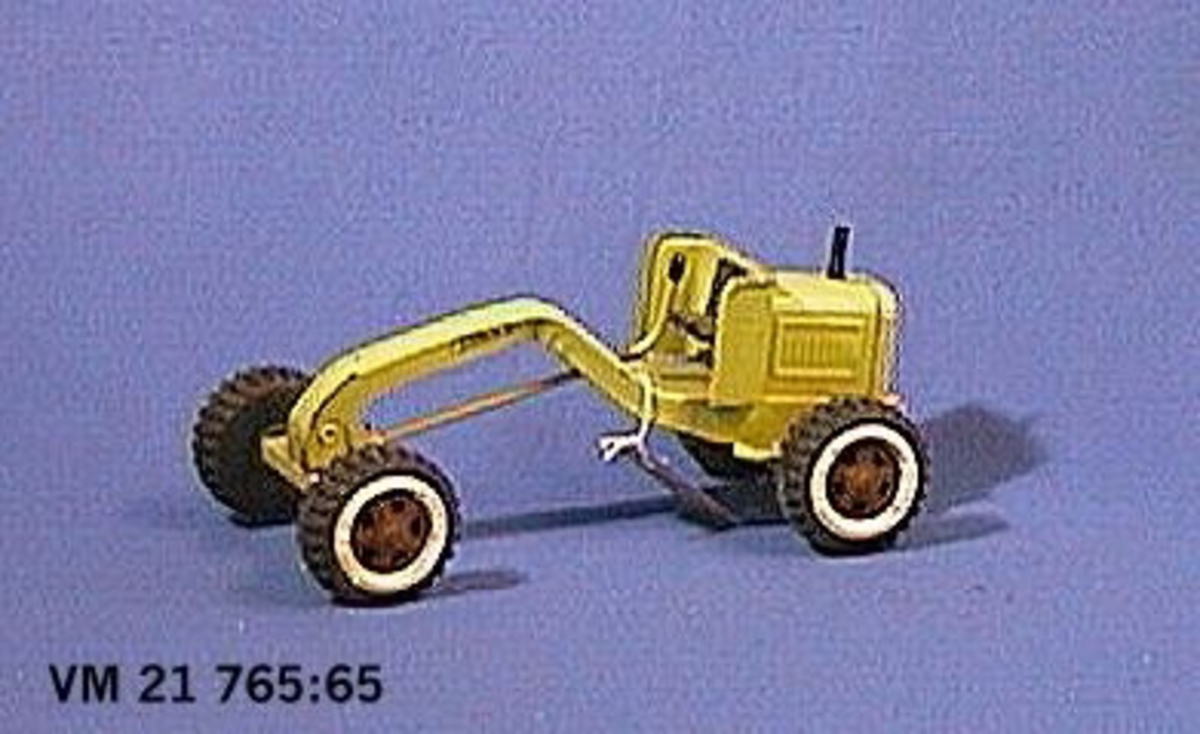 Tre traktorlastare, samtliga av märket Tonka, av plåt samt med hjul av plast. Tillverkade omkring 1970-talet. Samtliga saknar skopa. L. 19,5 - 26,5 cm.  H. 9 - 12 cm.