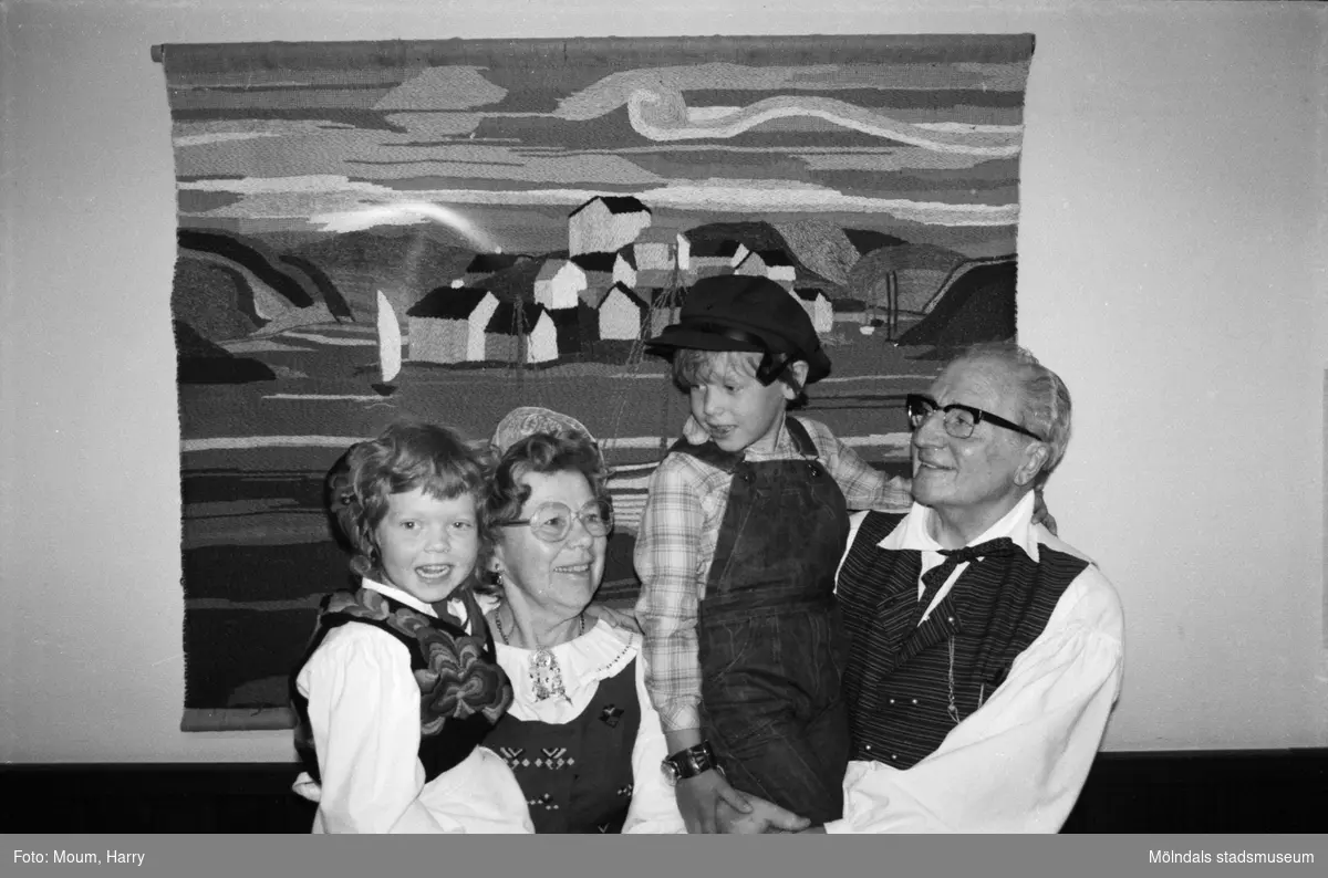 Kultur för barn på Bräcka förskola i Lindome, år 1984. "Karl-Åke Danielsson, Anna Sandberg samt Inga och Albert Eklund trivdes på Bräckas kulturdag."

För mer information om bilden se under tilläggsinformation.