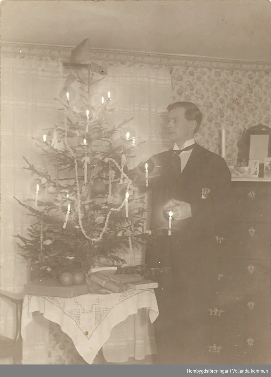 Anton Hansson klär julgran. 

Fröderyds Hembygdsförening