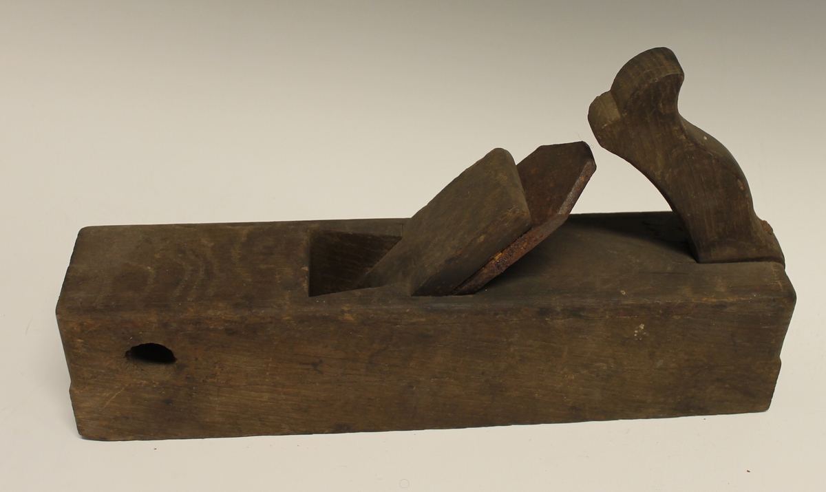 Form: Vanlig høvel med et firkantet spor under.Skjærebredde 1 3/4". Kile, jern og skaft. Til å høvle fjær i panel.