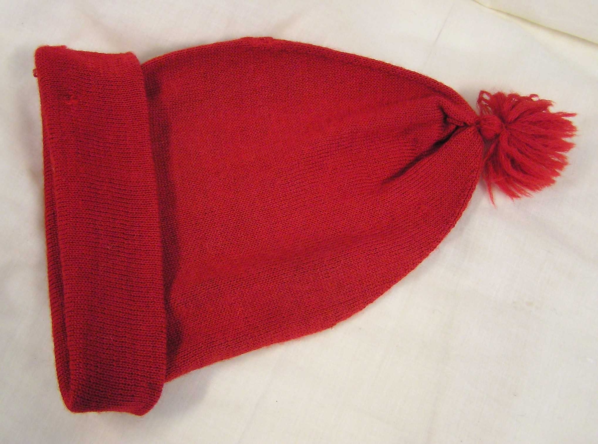 Kjøpt under krigen av giver tidlig i krigsårene i anledning av at rød "nisselue" ble symbol på passiv motstand mot tyskerne. 
Rød lue til voksne