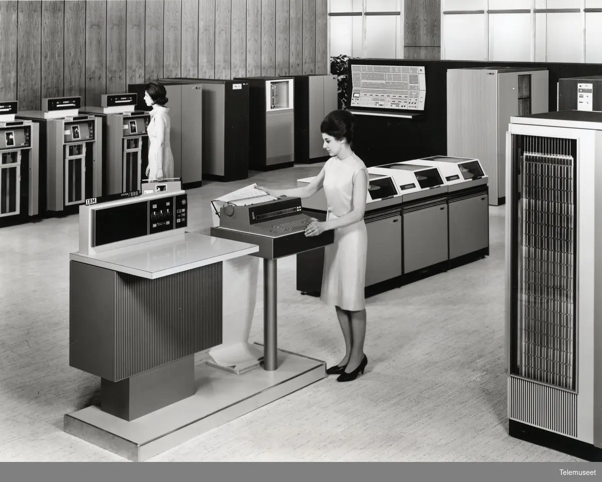 Третье поколение эвм фото. IBM-370 ПК 3е поколение. Принтер IBM 1980. Принтер IBM 3 1990. Honeywell 6000 ЭВМ.