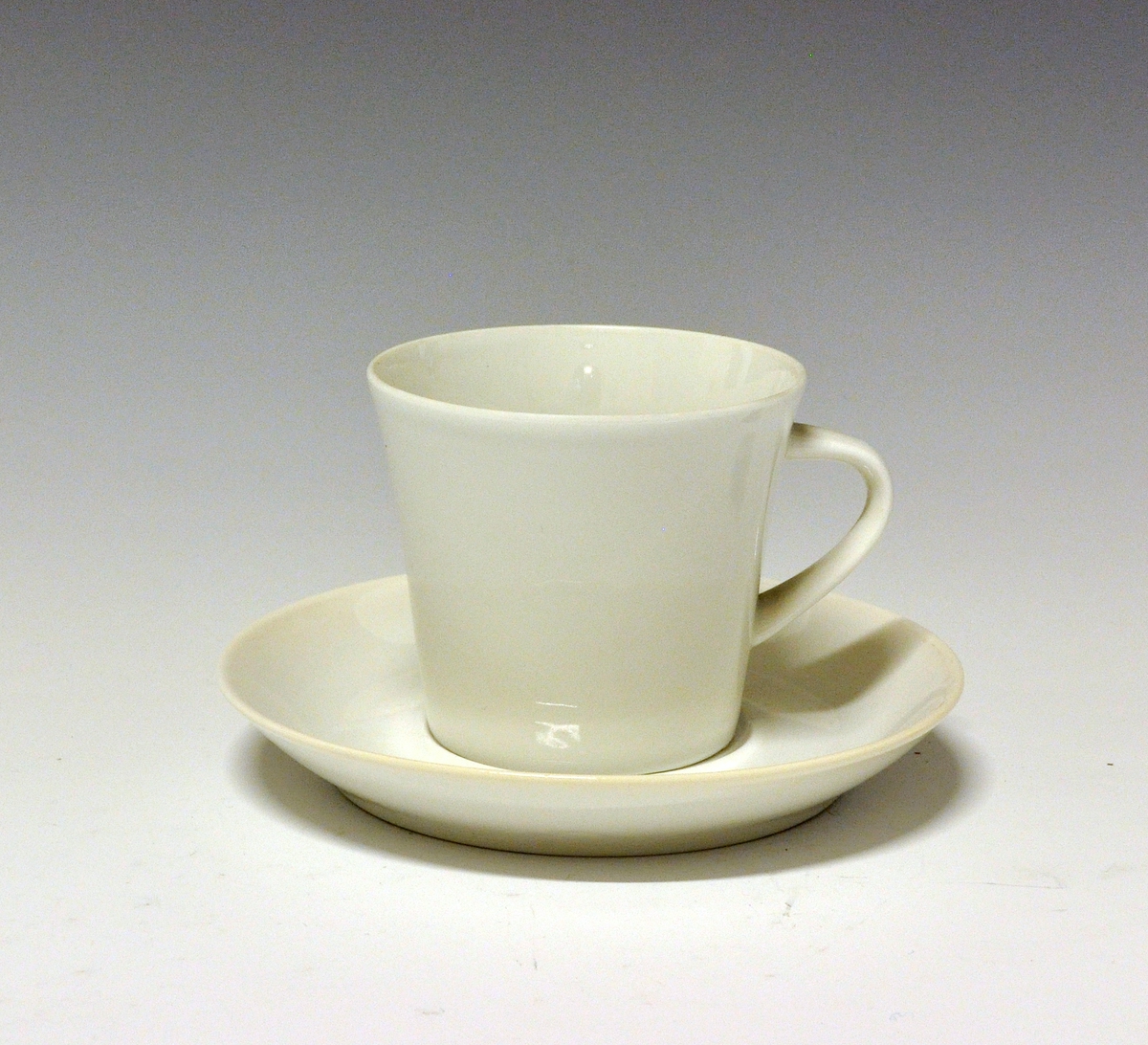 Kaffeskål av porselen. Formgitt av Anne Marie Ødegaard. I produksjon fra 1957.
Modell: Ceylon