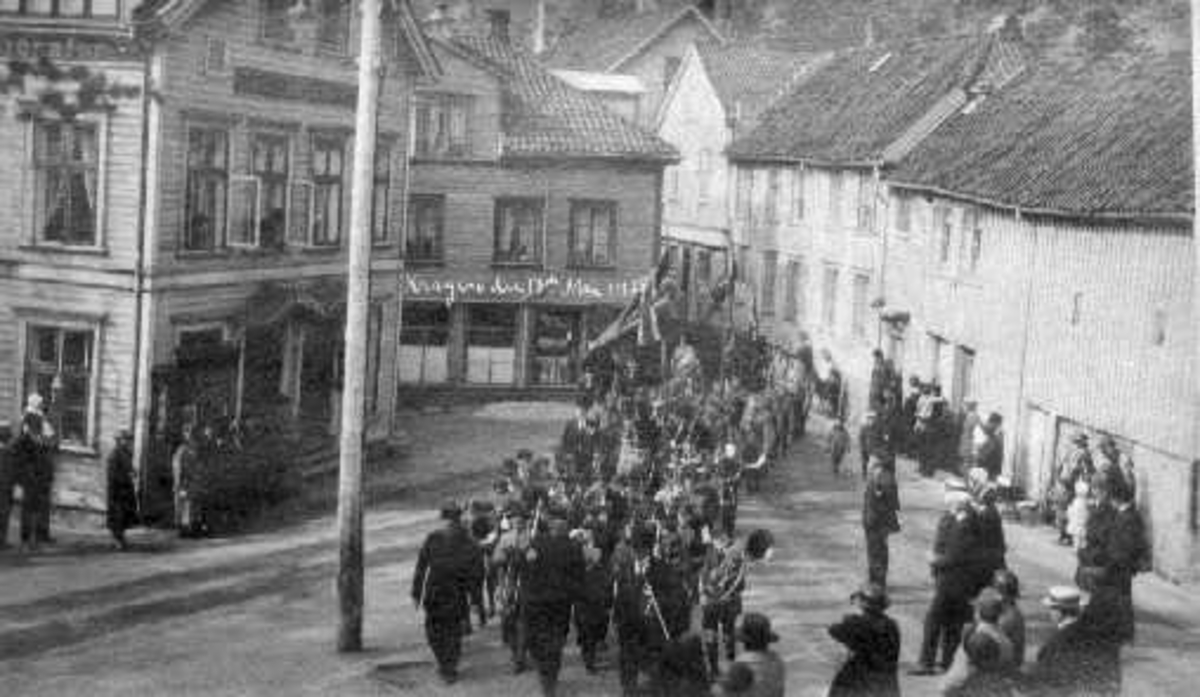 17de Mai 1925, tog kommer opp  Kirkegata, ser Bondeheimen på venstre s.