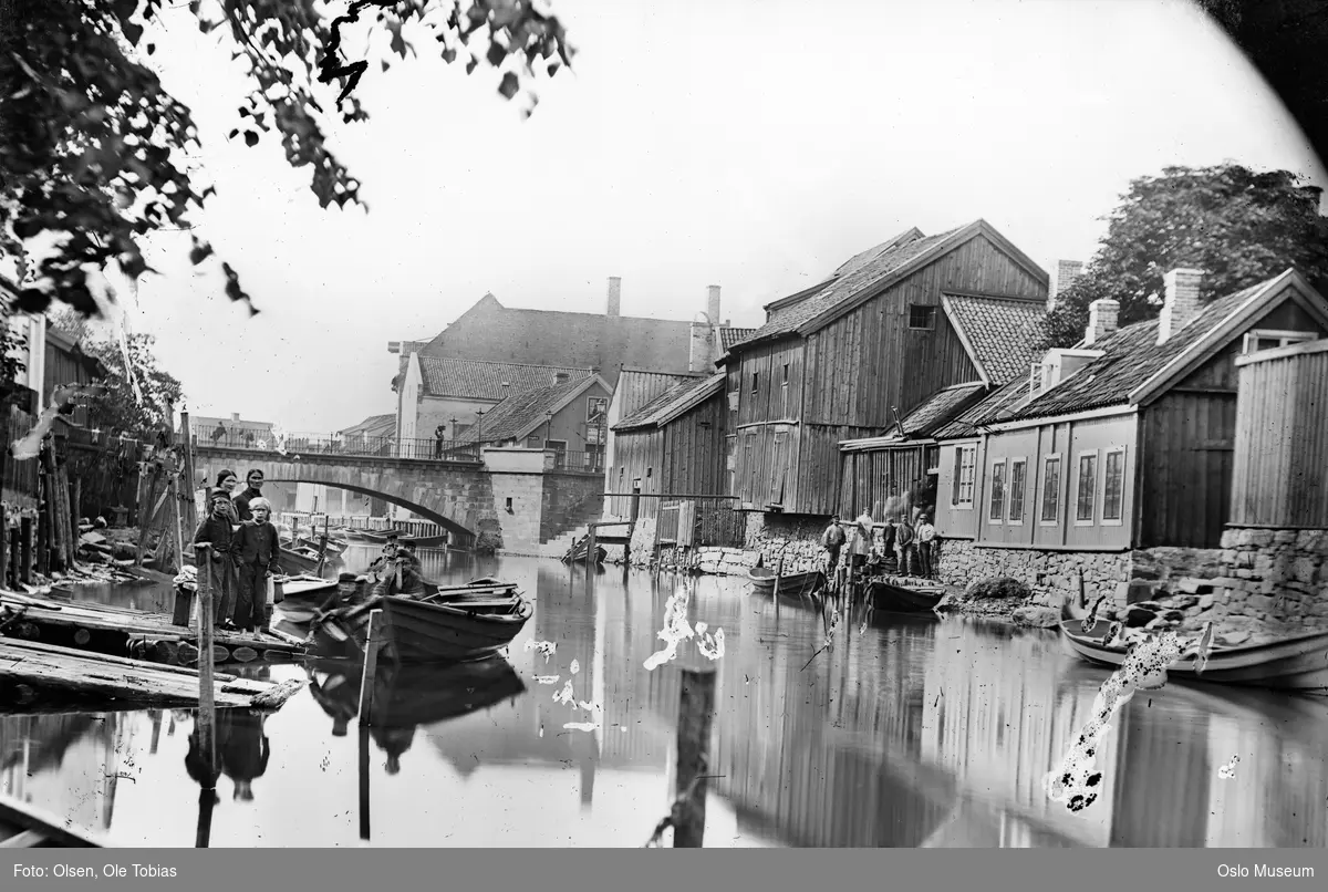 elv, brygger, robåter, mennesker, trehusbebyggelse, Vaterlands bro ovenfra