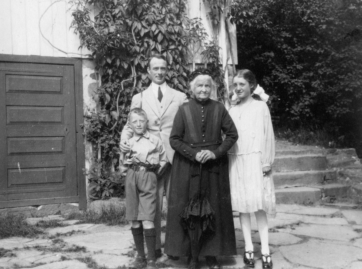Oldemor Hansine Wiborg med Fritjof, Justus og Liv, Frøvik gård, 13.juli 1924.